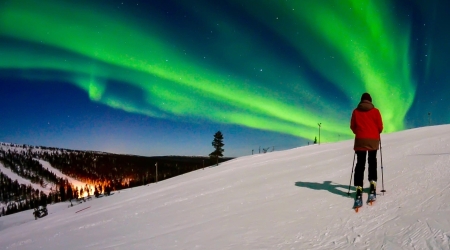Skiër in Scandinavië onder het noorderlicht.